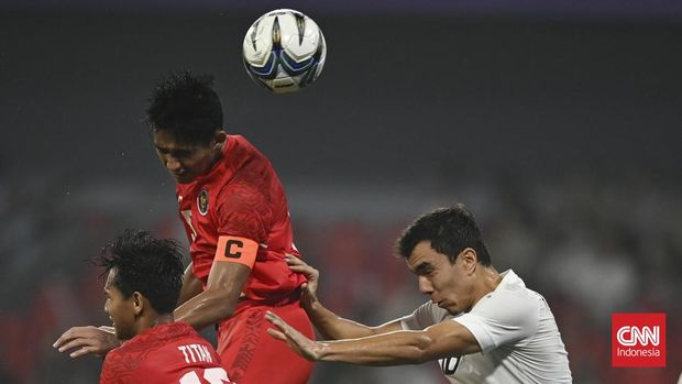 Pesepak bola Timnas U-24 Indonesia Rizky Ridho (tengah) menyundul bola saat melawan Uzbekistan pada babak 16 besar pria Asian Games 2022 di Shangcheng Sports Centre Stadium, Hangzhou, China, Kamis (28/9/2023). Timnas U-24 Indonesia kalah dengan skor 0-2. ANTARA FOTO/Hafidz Mubarak A/foc.