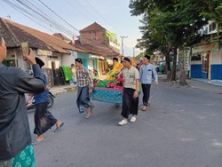 Tradisi Male Telur-Ambur Salim Saat Maulid di Jembrana Diikuti 11 Bayi