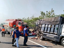 Truk Tabrak Truk di Tol Cipali Gegara Sopir Mengantuk, Satu Orang Tewas