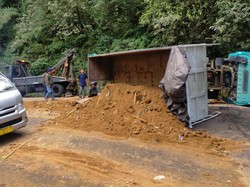 Truk Angkut Tanah Terguling di Jalan Singaraja-Denpasar