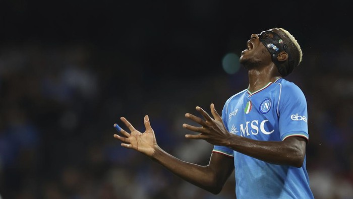 Napolis Victor Osimhen reacts during the Serie A soccer match between Napoli and Udinese at the Diego Armando Maradona stadium in Naples, Italy, Wednesday Sept. 27, 2023. (Alessandro Garofalo/LaPresse via AP)