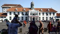 Manfaatkan Libur Maulid Nabi, Warga Ramai Wisata di Kota Tua Jakarta