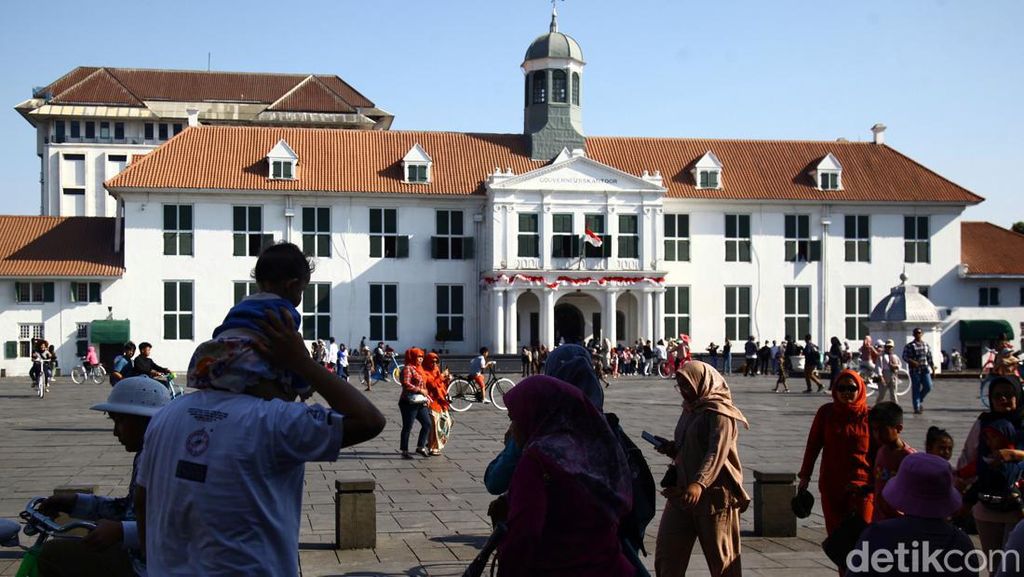 Manfaatkan Libur Maulid Nabi, Warga Ramai Wisata di Kota Tua Jakarta Manfaatkan Libur Maulid Nabi, Warga Ramai Wisata di Kota Tua Jakarta