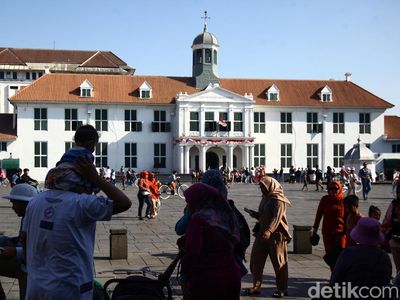 Manfaatkan Libur Maulid Nabi, Warga Ramai Wisata di Kota Tua Jakarta