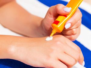 Ini Bedanya Chemical dan Physical Sunscreen, Kamu Cocok yang Mana?