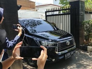 7 Mobil Hitam Keluar dari Rumah Mentan SYL, Koper-Berkas Turut Dibawa KPK