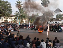 Gelar Aksi September Hitam, Mahasiswa Bandung Kepung Gedung Sate