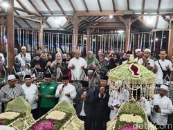 Anies Pimpin Tahlil Ziarah di Makam Maulana Malik Ibrahim Gresik