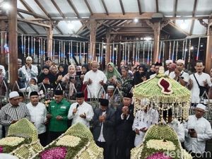 Anies Pimpin Tahlil Ziarah di Makam Maulana Malik Ibrahim Gresik Anies Pimpin Tahlil Ziarah di Makam Maulana Malik Ibrahim Gresik