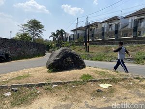 Misteri Batu Hitam di Sukabumi dan Mitos Penunggu Ular Besar Tanpa Kepala Misteri Batu Hitam di Sukabumi dan Mitos Penunggu Ular Besar Tanpa Kepala