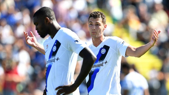 Soccer Football - Serie A - Empoli v Inter Milan - Stadio Carlo Castellani, Empoli, Italy - September 24, 2023 Inter Milans Benjamin Pavard and Marcus Thuram react REUTERS/Jennifer Lorenzini
