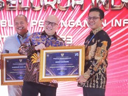 Bupati Bandung Raih Penghargaan BUMD Awards 2023 dari Kemendagri