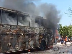 Bus Pariwisata Ludes Terbakar di Ngawi