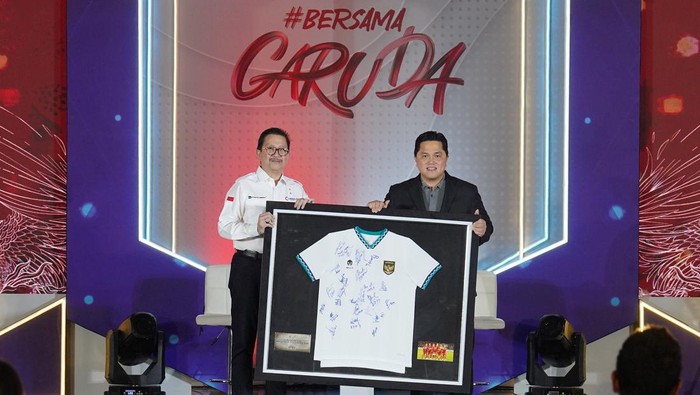 (Ki-Ka) Ketua Umum PSSI, Erick Thohir dan Presiden Direktur PT Freeport Indonesia (PTFI), Tony Wenas, menekan tombol sebagai simbolisasi kerja sama PTFI dan PSSI dalam mendukung atlet dan persepak bola Indonesia, pada acara PSSI Partner Summit di Hotel JW Marriott Jakarta, Rabu (27/09/2023).