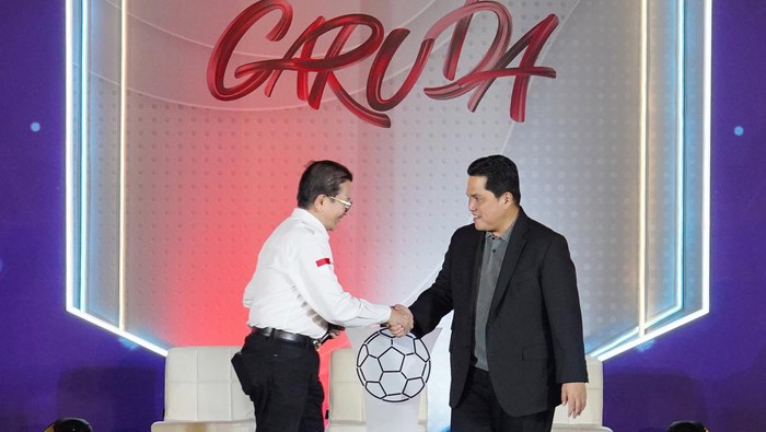 Dukungan untuk Pemain Muda Timnas Sepakbola (Ki-Ka) Ketua Umum PSSI, Erick Thohir dan Presiden Direktur PT Freeport Indonesia (PTFI), Tony Wenas, menekan tombol sebagai simbolisasi kerja sama PTFI dan PSSI dalam mendukung atlet dan persepak bola Indonesia, pada acara PSSI Partner Summit di Hotel JW Marriott Jakarta, Rabu (27/09/2023).