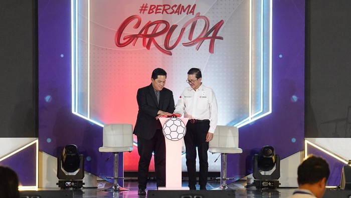 (Ki-Ka) Ketua Umum PSSI, Erick Thohir dan Presiden Direktur PT Freeport Indonesia (PTFI), Tony Wenas, menekan tombol sebagai simbolisasi kerja sama PTFI dan PSSI dalam mendukung atlet dan persepak bola Indonesia, pada acara PSSI Partner Summit di Hotel JW Marriott Jakarta, Rabu (27/09/2023).