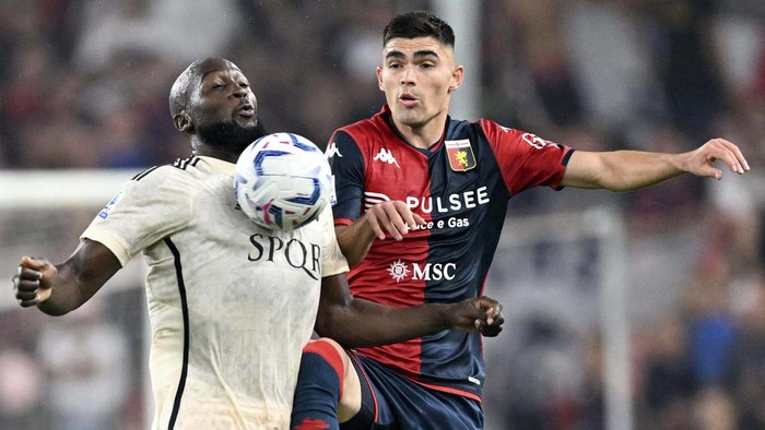 Genoas Johan Vasquez, right,. and Romas Romelu Lukaku battle for the ball during the Serie A soccer match between Genoa and Roma at Luigi Ferraris stadium in Genoa, Italy, Thursday Sept. 28, 2023. (Tano Pecoraro/LaPresse via AP)