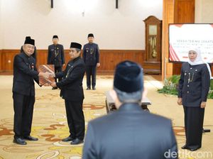 Gubernur Khofifah Lantik 5 Pejabat Eselon II Pemprov Jatim, Ini Daftarnya Gubernur Khofifah Lantik 5 Pejabat Eselon II Pemprov Jatim, Ini Daftarnya