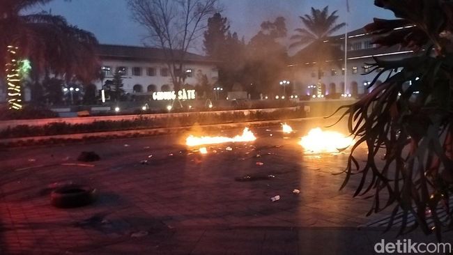 Halaman Gedung Sate, Kota Bandung dilempari bom molotov