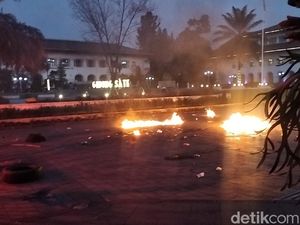 September Hitam, Massa Lempar Bom Molotov ke Gedung Sate