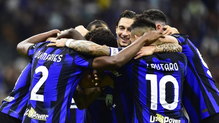Soccer Football - Serie A - Inter Milan v U.S. Sassuolo - San Siro, Milan, Italy - September 27, 2023 Inter Milans Denzel Dumfries celebrates scoring their first goal with teammates REUTERS/Massimo Pinca