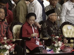 Berbatik Merah Hitam, Jokowi Hadiri Rakernas PDIP