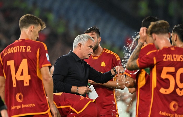 Soccer Football - Serie A - AS Roma v AC Milan - Stadio Olimpico, Rome, Italy - September 1, 2023 AS Roma coach Jose Mourinho talks to his players during a break in play REUTERS/Alberto Lingria