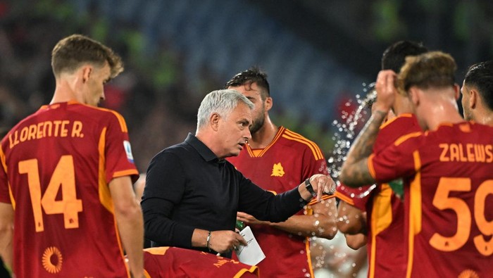 Soccer Football - Serie A - AS Roma v AC Milan - Stadio Olimpico, Rome, Italy - September 1, 2023 AS Roma coach Jose Mourinho talks to his players during a break in play REUTERS/Alberto Lingria