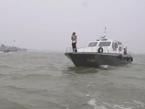 Kabut Asap Ganggu Lalu Lintas Perairan Sumsel, Ini Imbauan Polairud Kabut Asap Ganggu Lalu Lintas Perairan Sumsel, Ini Imbauan Polairud