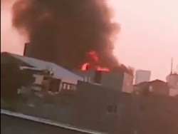 Kebakaran di Permukiman Padat Kemayoran, Asap Tebal Membubung