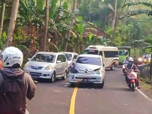 Mobil Ditumpangi 2 Turis Prancis Tabrak Truk di Jalur Amlapura-Denpasar Mobil Ditumpangi 2 Turis Prancis Tabrak Truk di Jalur Amlapura-Denpasar