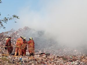 Warga Alami Sesak Napas Dampak Kebakaran TPA Kopi Luhur