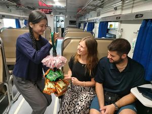 Cuma 2 Hari! KAI Hadirkan Pedagang Asongan Buat Nostalgia di Kereta Cuma 2 Hari! KAI Hadirkan Pedagang Asongan Buat Nostalgia di Kereta