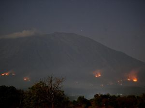 Kebakaran Hutan di Lereng Gunung Agung Meluas Hingga 520 Hektare Kebakaran Hutan di Lereng Gunung Agung Meluas Hingga 520 Hektare