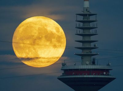 Lihat Lagi Indahnya Fenomena Supermoon di Eropa