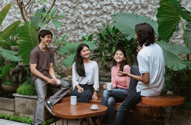 Luangkan waktu mengobrol dengan orang-orang sekitarmu/Foto:Freepik.com/Odua