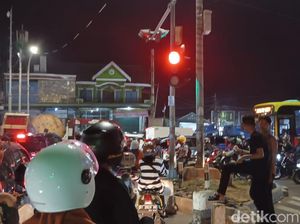 Jalan Perintis-Urip Sumoharjo Macet, Kendaraan Menumpuk di Pertigaan Tello