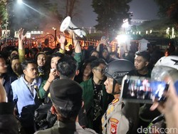 Massa September Hitam Jebol Pagar Gedung Sate!