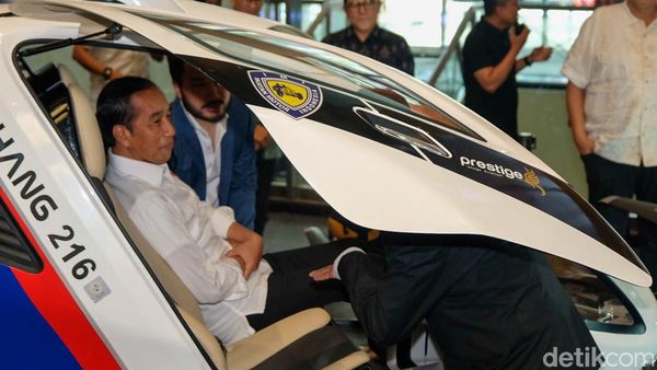 Mobil Terbang Rudy Salim Curi Perhatian Jokowi di Hub Space KAI Expo 2023