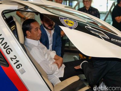 Jokowi Duduk di Kabin Taksi Terbang EHang 216