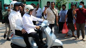 Momen Anies-Cak Imin Boncengan Vespa Saat Safari Politik di Jombang