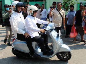 Momen Anies-Cak Imin Boncengan Vespa Saat Safari Politik di Jombang Momen Anies-Cak Imin Boncengan Vespa Saat Safari Politik di Jombang