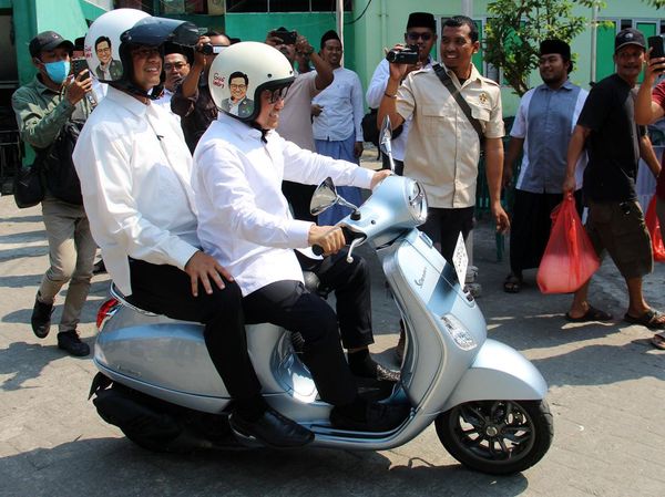 Momen Anies-Cak Imin Boncengan Vespa Saat Safari Politik di Jombang
