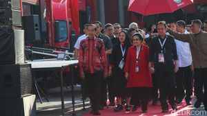Momen Megawati Resmikan Mobil Bioskop Keliling PDIP