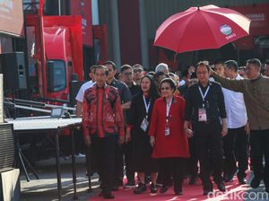 Momen Megawati Resmikan Mobil Bioskop Keliling PDIP