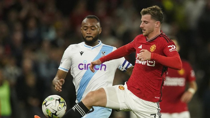 Manchester Uniteds Mason Mount, right, controls the ball past Crystal Palaces Jordan Ayew during the English League Cup third round soccer match between Manchester United and Crystal Palace at Old Trafford stadium in Manchester, England, Tuesday, Sept. 26, 2023. (AP Photo/Dave Thompson)