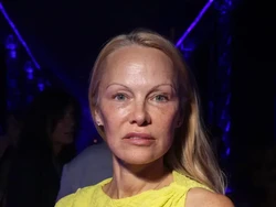 Pamela Anderson Tidak Dikenali, Datang Tanpa Makeup di Paris Fashion Week