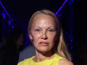 Pamela Anderson Bahas Dirinya Tanpa Makeup: Mengejar Awet Muda Sia-sia Pamela Anderson Bahas Dirinya Tanpa Makeup: Mengejar Awet Muda Sia-sia