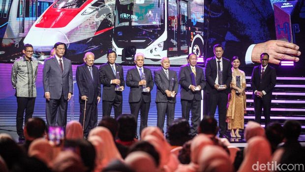 Penghargaan Spesial untuk 7 Eks Menhub di Hub Space KAI Expo 2023