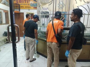 Pelaku Penusukan di Toko Emas Boyolali Terekam CCTV, Polisi: Kita Kejar! Pelaku Penusukan di Toko Emas Boyolali Terekam CCTV, Polisi: Kita Kejar!